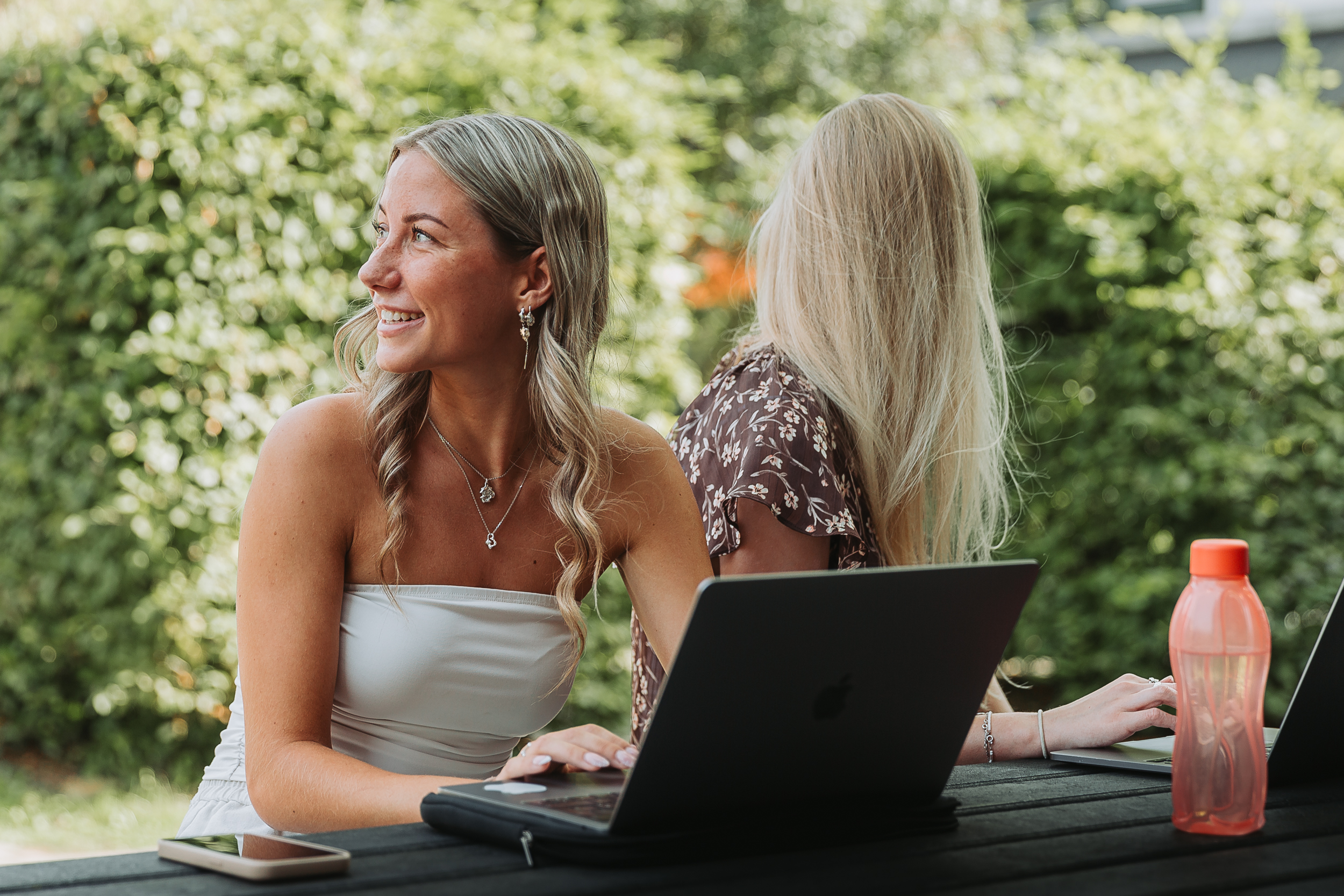 To elever med baerbar computer i skolens have